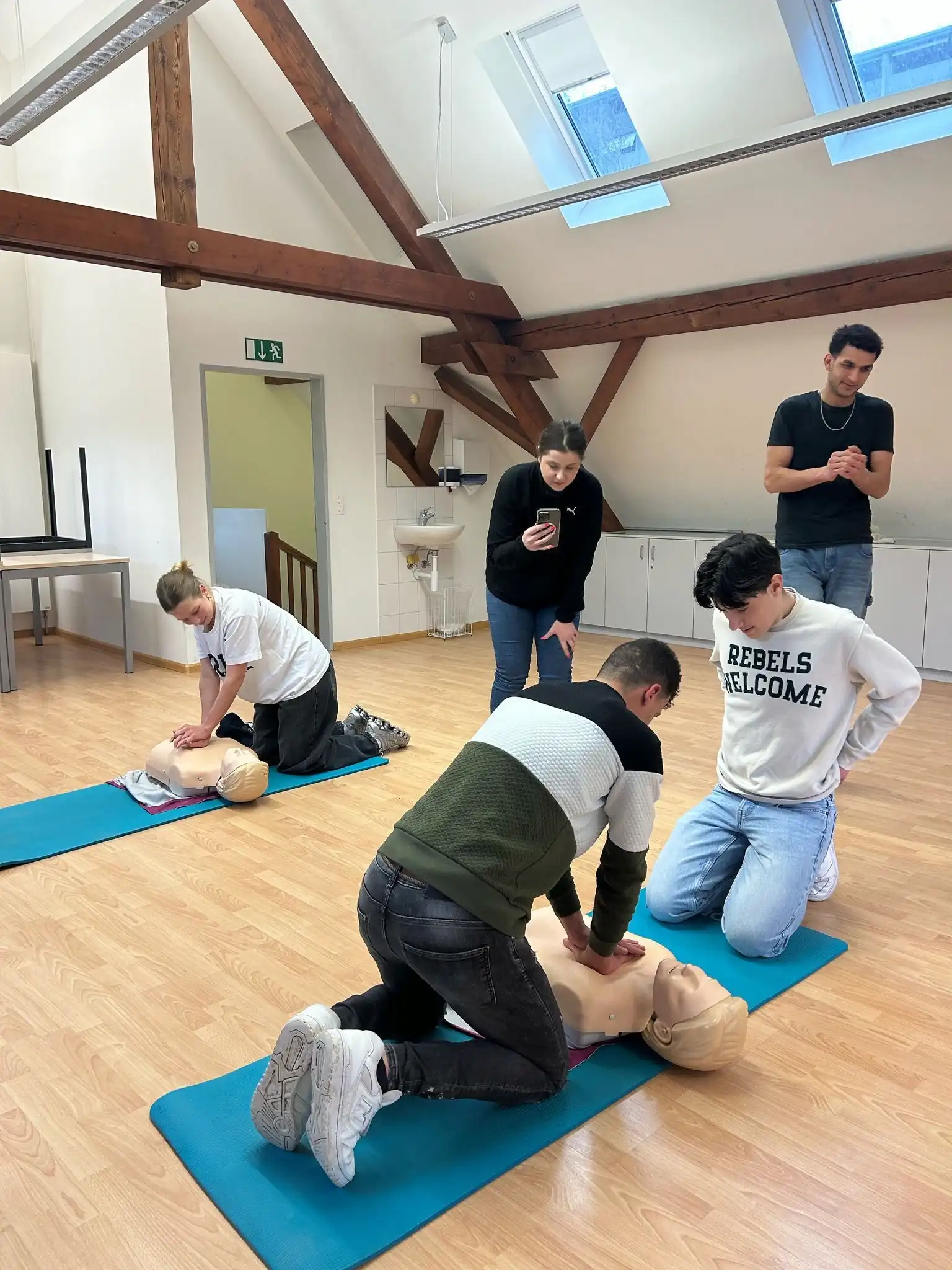 Schüler beim Nothelferkurs in Wallbach