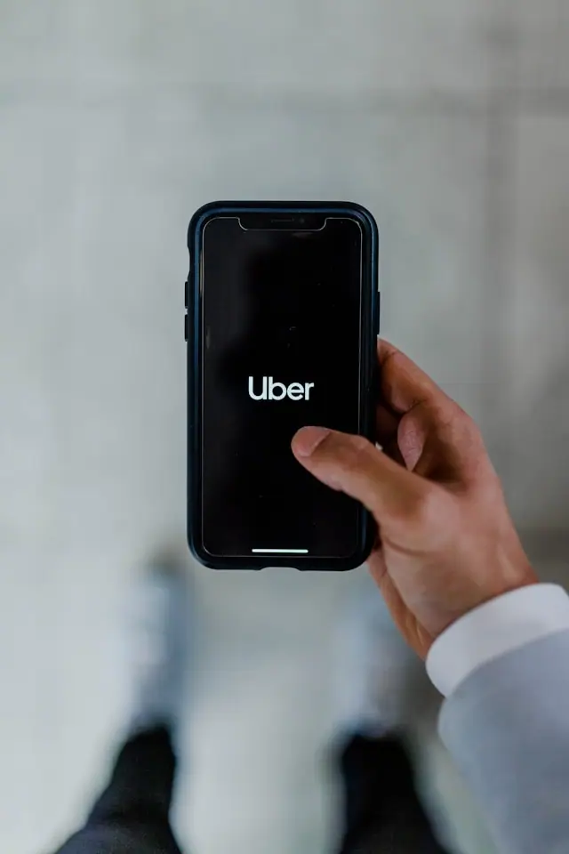 Smartphone mit Uber App