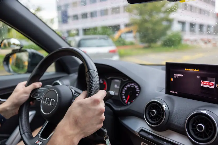 Blick auf Lenkrad und Strasse während der Fahrt