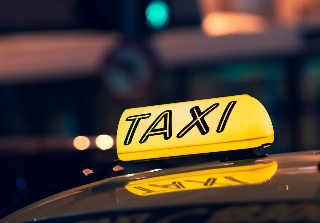 Taxi Schild auf einem Fahrzeug