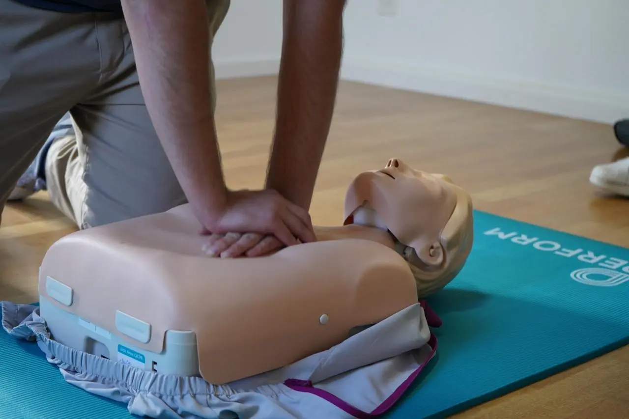 Trainieren der Wiederbelebung im Nothilfekurs in Wallbach