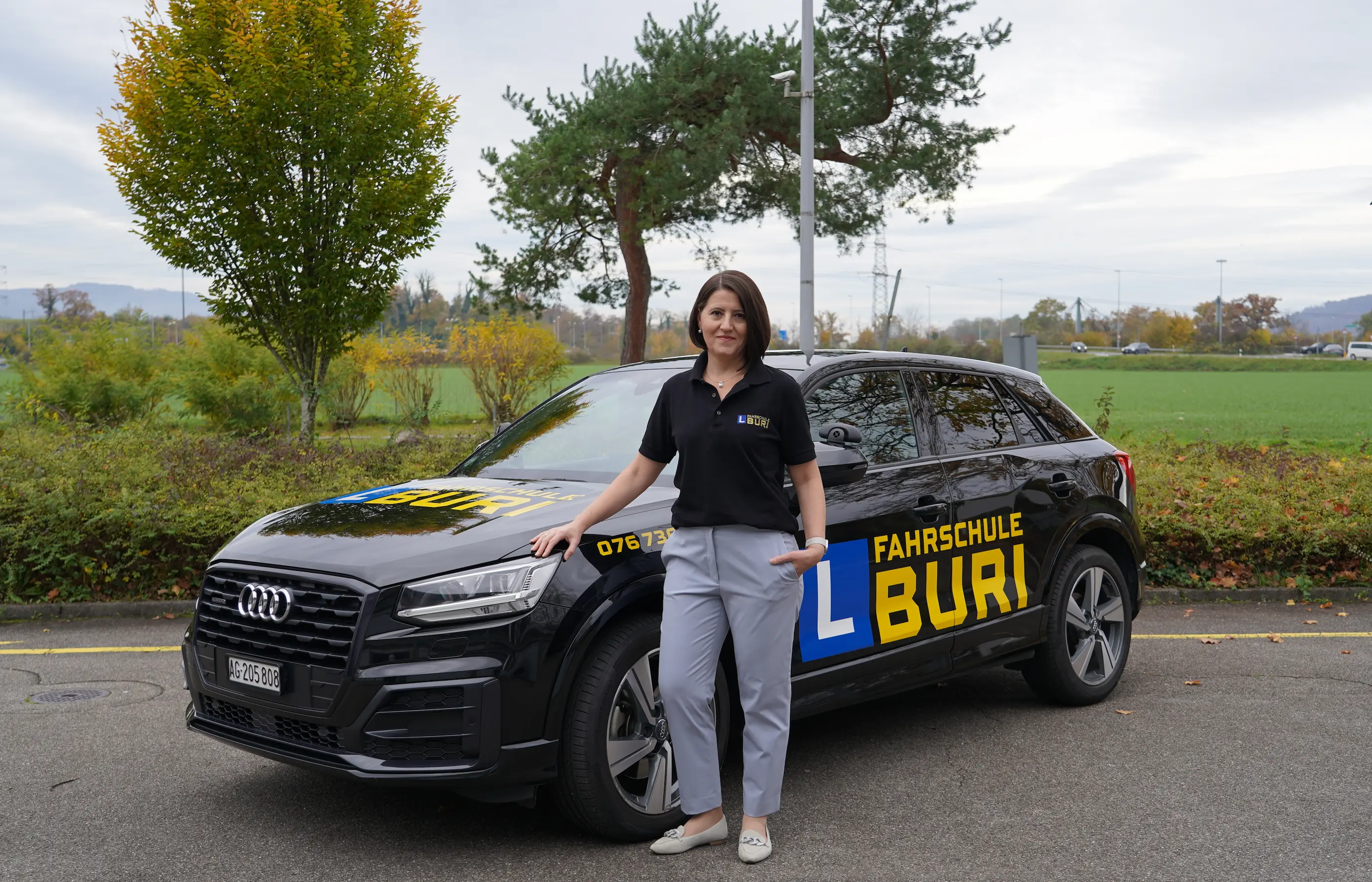 Eldisa neben dem Fahrschule Buri Fahrzeug