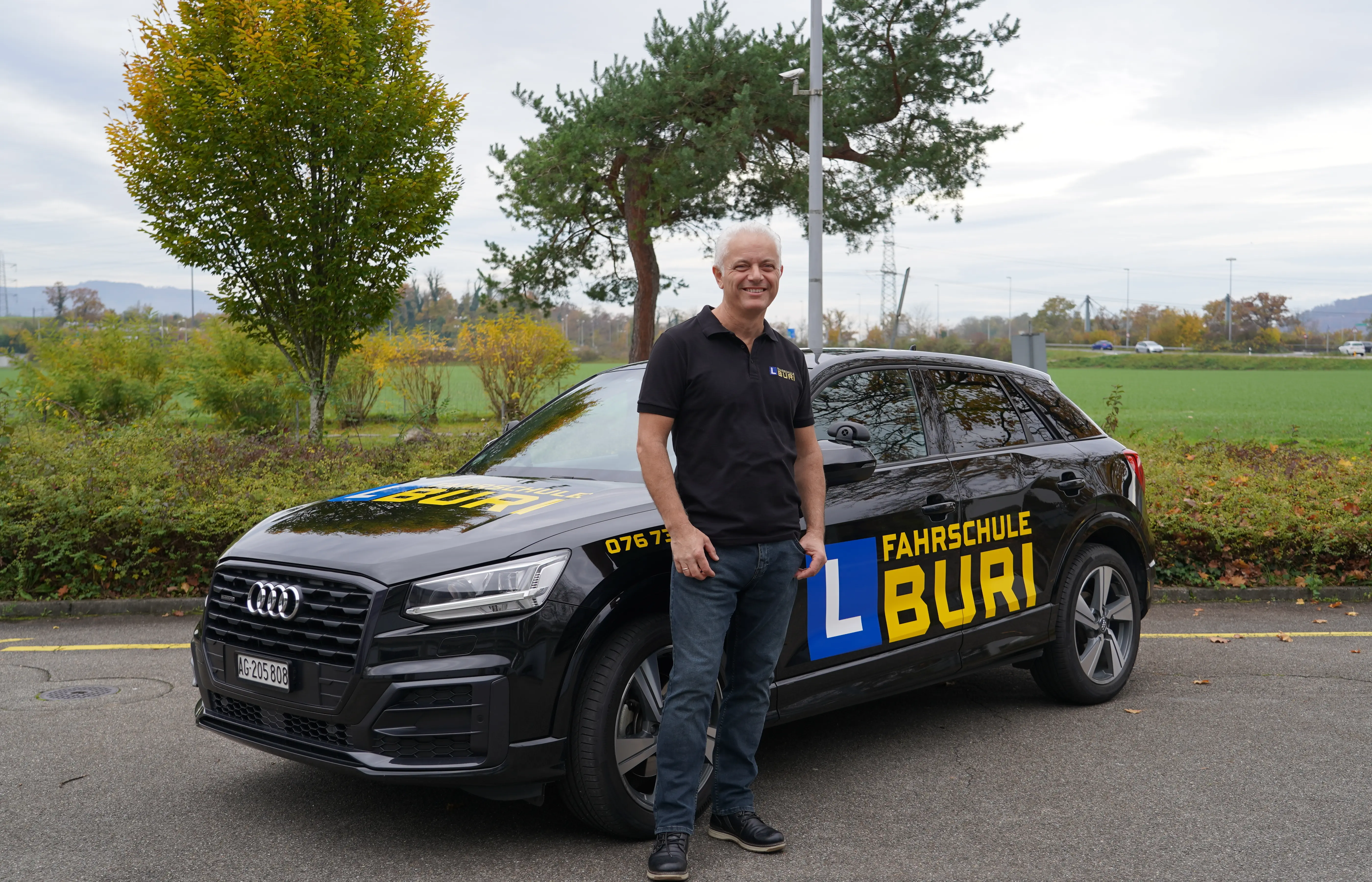 Buri vor einem Fahrschule Buri Fahrzeug