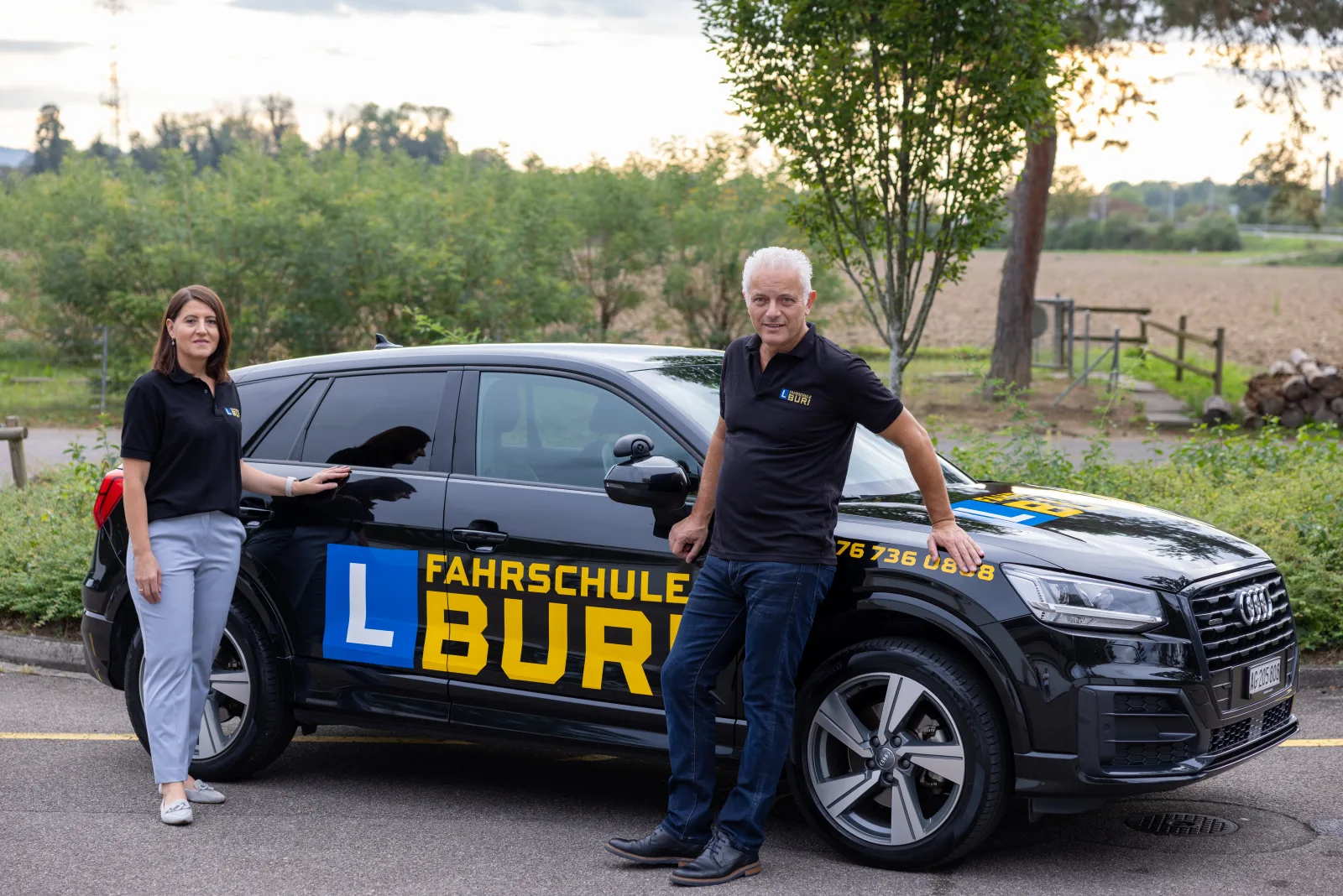 Lernfahrer bei der Fahrstunde mit Fahrlehrer der Fahrschule Buri