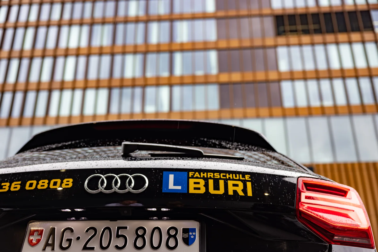 Junger Lernfahrer mit 17 Jahren bei der Fahrstunde der Fahrschule Buri