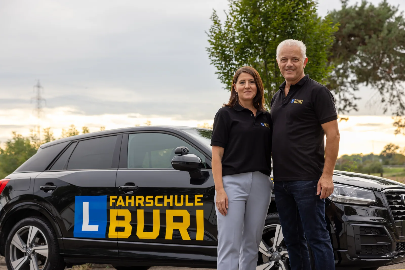 Fahrschüler bei der ersten Fahrstunde mit Fahrlehrer der Fahrschule Buri