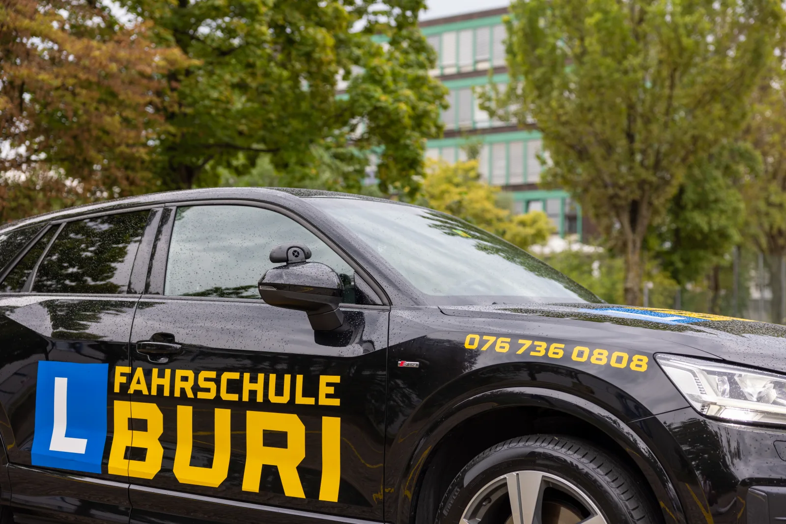Fahrschüler lernt Fahren in der Fahrstunde bei der Fahrschule Buri