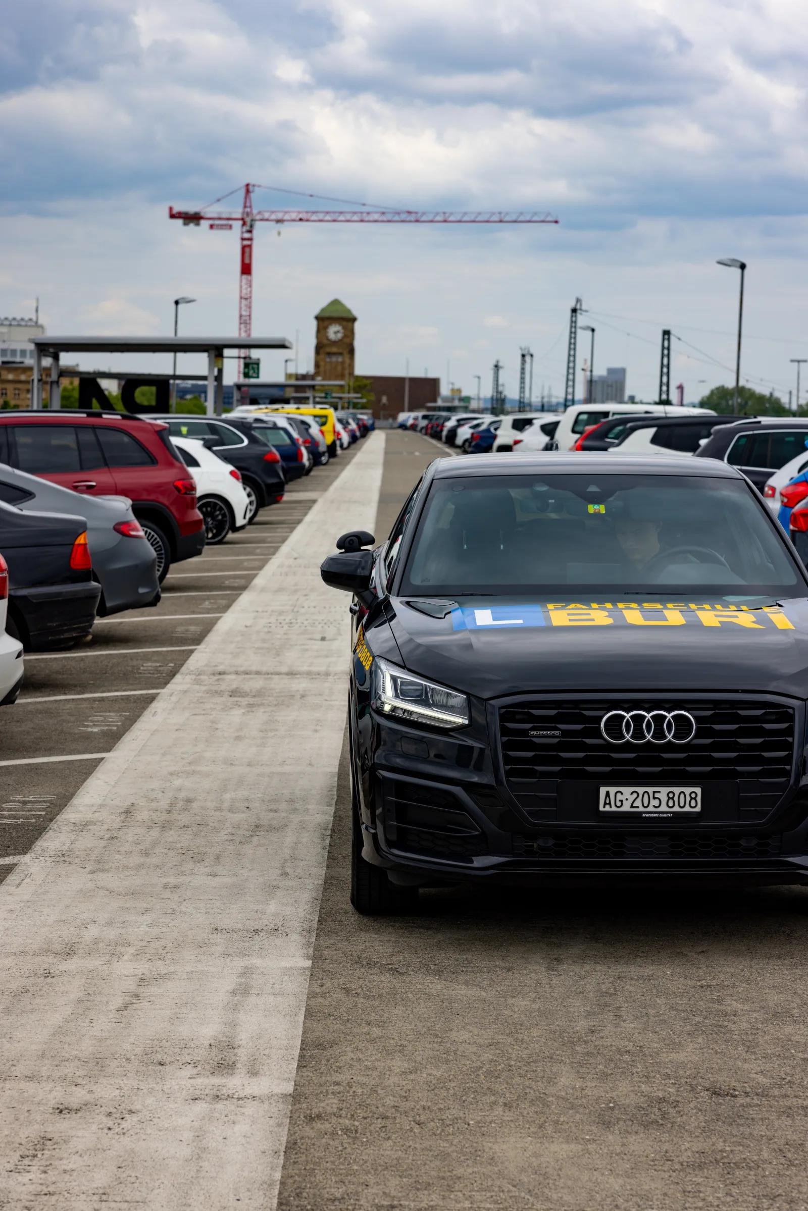 Fahrzeug der Fahrschule Buri auf nasser Herbststrasse in der Schweiz