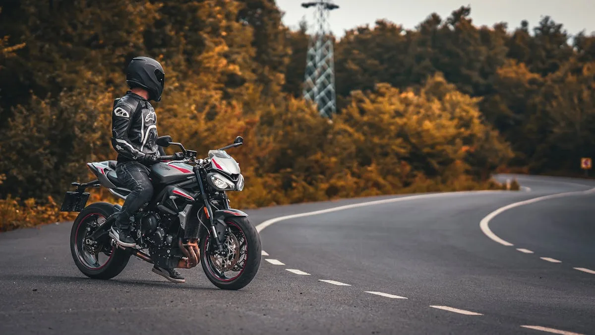 Motorrad Grundkurs Teilnehmer bei praktischer Fahrübung