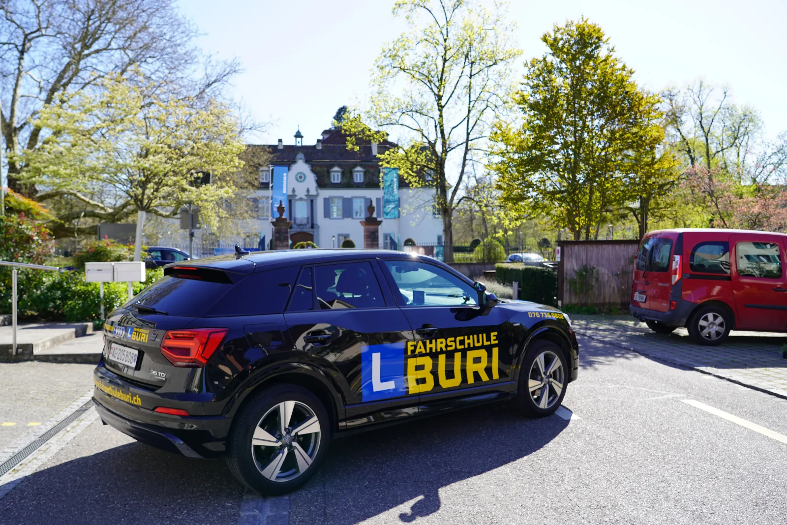Erklärung von Halte- und Parkverbots-Schildern im Unterricht der Fahrschule Buri