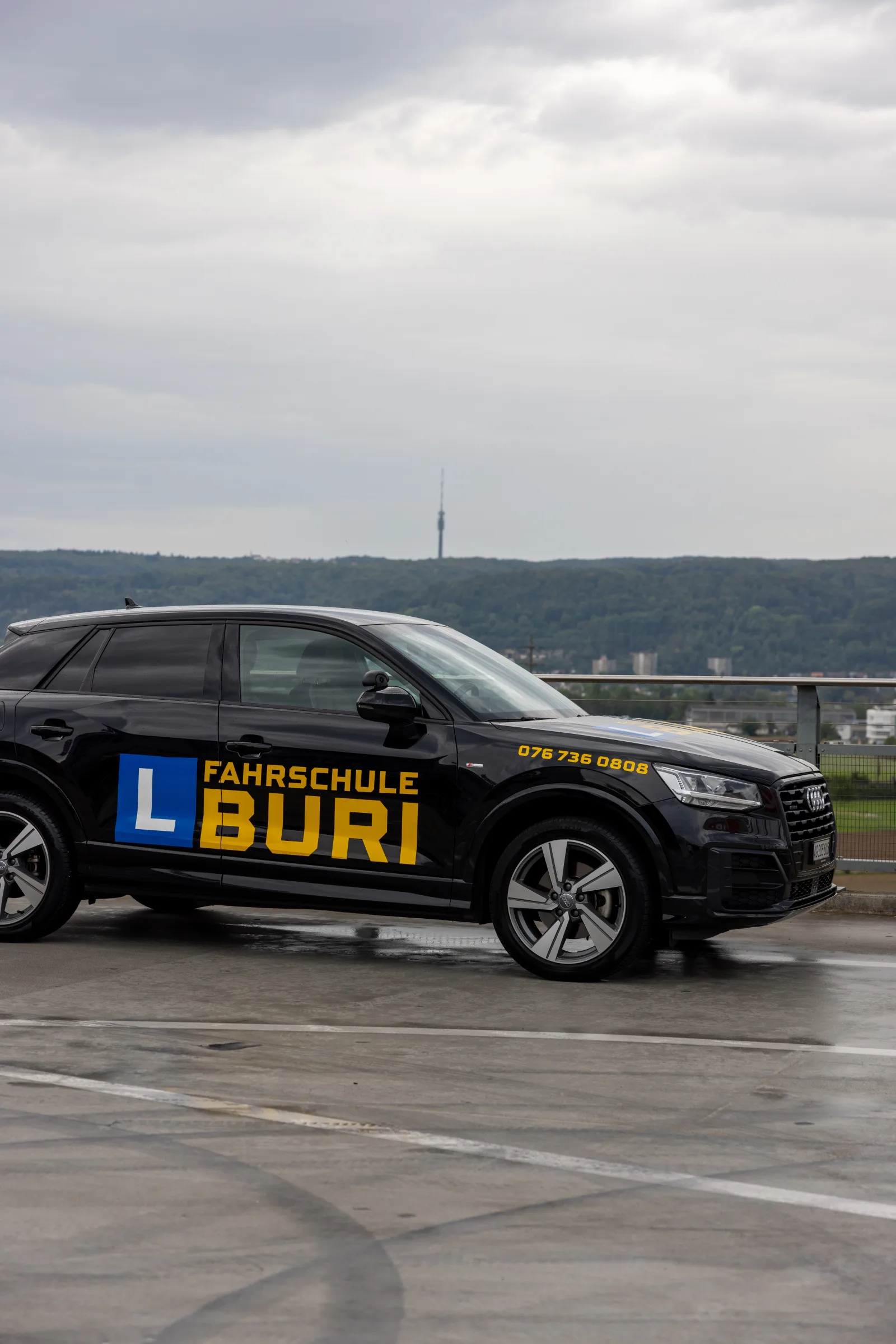 Fahrschüler übt Fahren mit elektrischer Feststellbremse bei der Fahrschule Buri