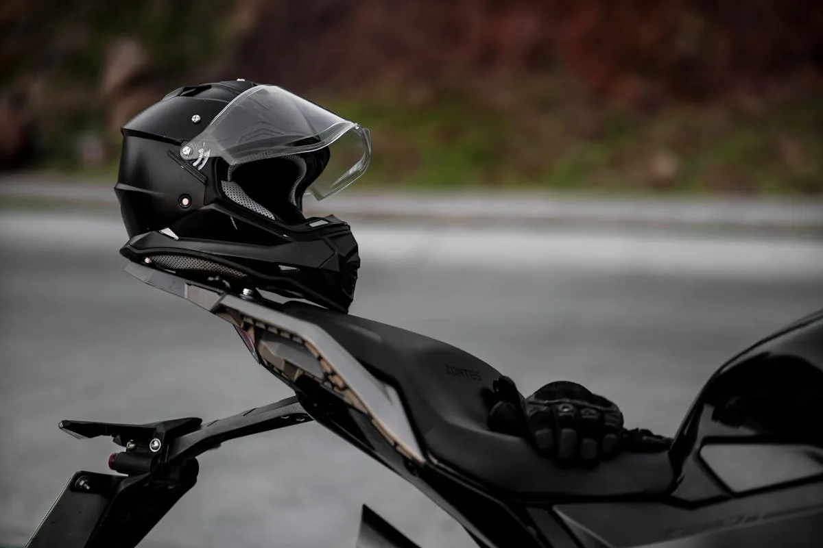 Schutzausrüstung für den Motorrad-Grundkurs: Helm, Handschuhe und Jacke
