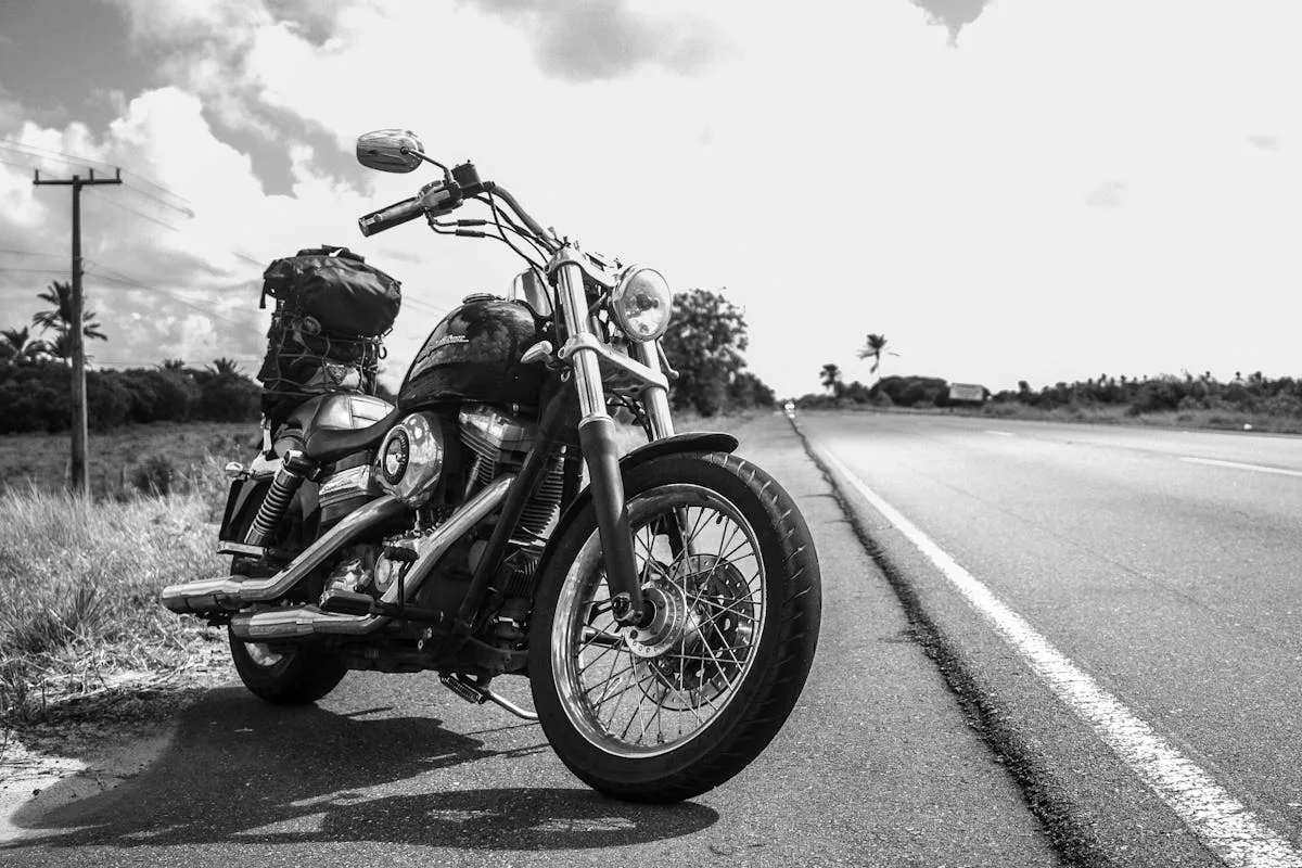 Motorradfahrer nach dem bestandenen Grundkurs A2 auf der Strasse