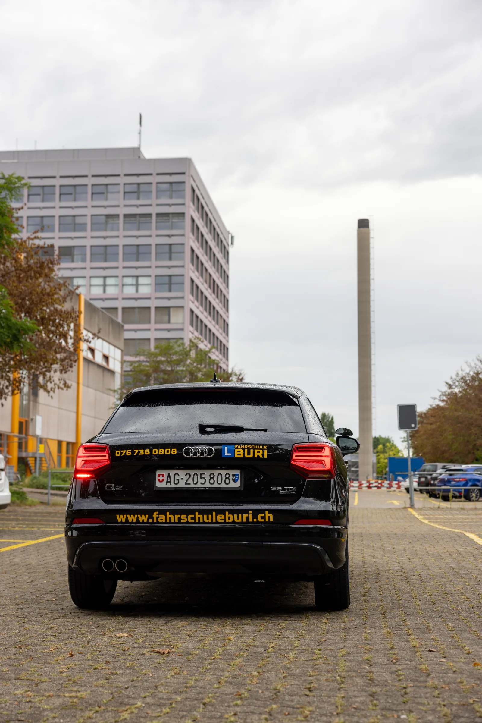Fahrschüler konzentriert sich vor der praktischen Fahrprüfung in der Schweiz
