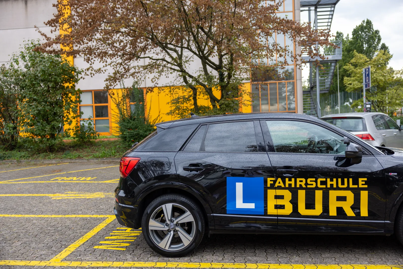 Vorbereitung auf die Theorieprüfung mit Unterlagen der Fahrschule Buri