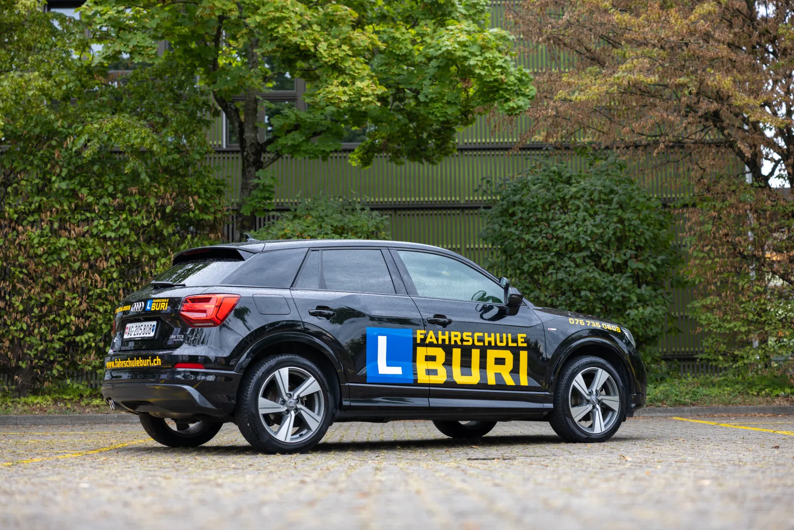 Fahrschüler bei der Vorbereitung auf die praktische Prüfung mit der Fahrschule Buri