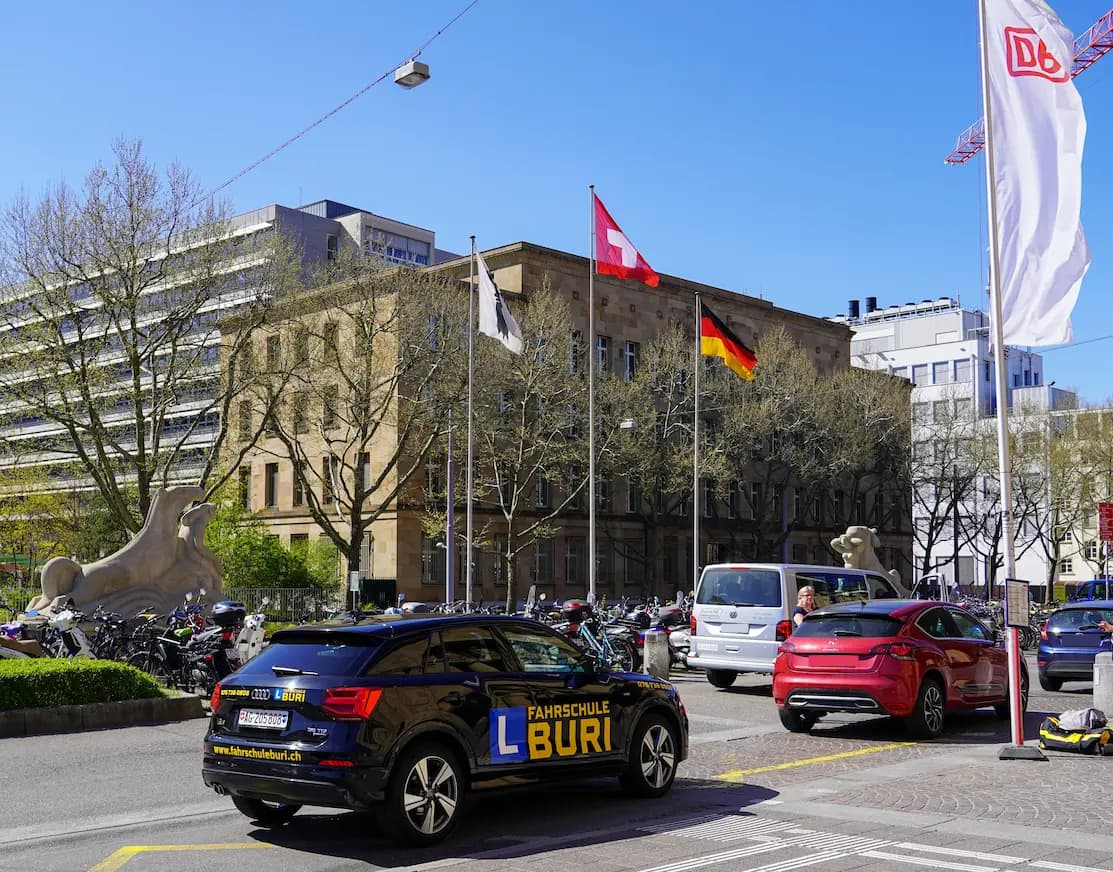 Das Fahrzeug der Fahrschule Buri bei einer Fahrstunde beim Badischen Bahnhof in Basel