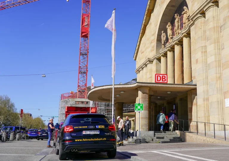 Das Fahrzeug der Fahrschule Buri bei einer Fahrstunde beim Badischen Bahnhof in Basel vor der Eingangshalle