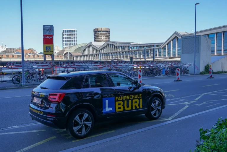 Das Fahrzeug der Fahrschule Buri bei einer Fahrstunde beim Basel SBB in Basel