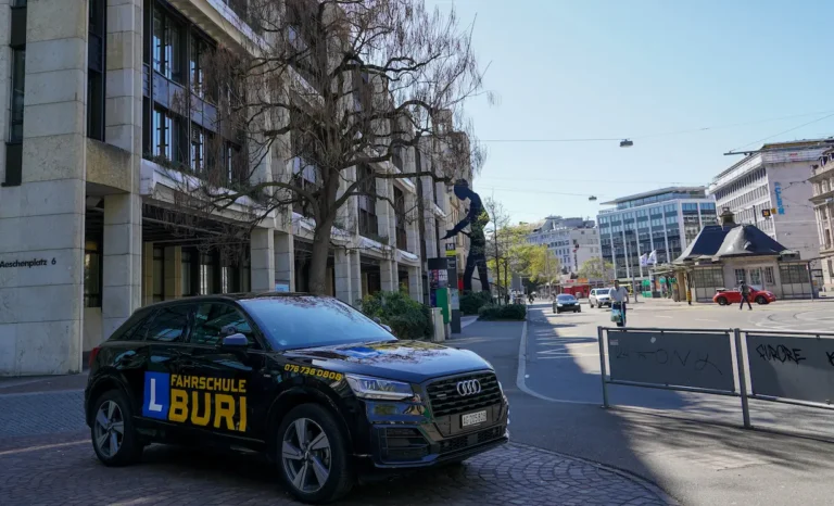 Das Fahrzeug der Fahrschule Buri bei einer Fahrstunde beim Aeschenplatz in Basel