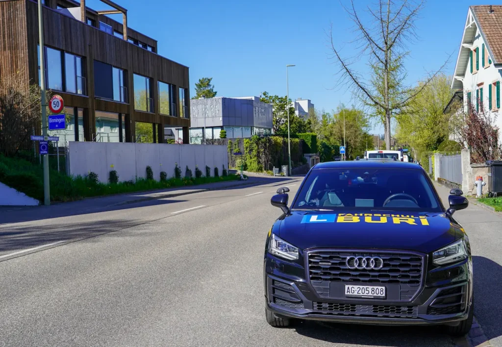 Das Fahrzeug der Fahrschule Buri bei einer Fahrstunde in Binningen.