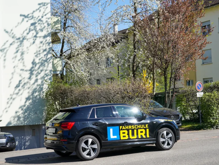 Das Fahrzeug der Fahrschule Buri bei einer Fahrstunde in Binningen.