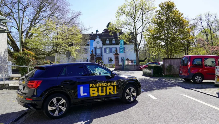 Das Fahrzeug der Fahrschule Buri bei einer Fahrstunde in Bottmingen.
