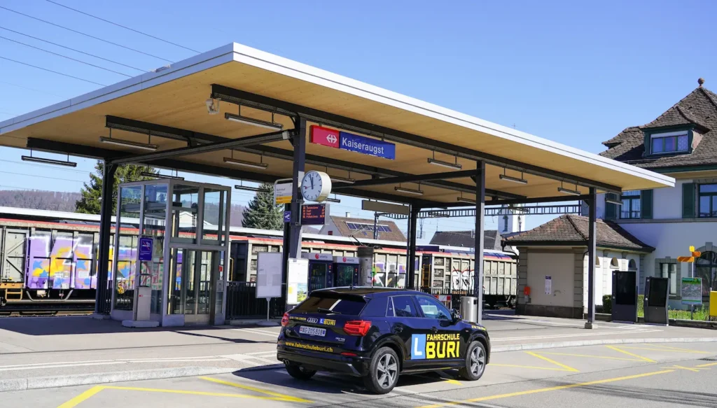 Das Fahrzeug der Fahrschule Buri bei einer Fahrstunde in Kaiseraugst vor dem Bahnhof in Kaiseraugst