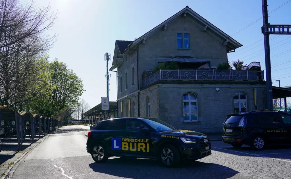 Das Fahrzeug der Fahrschule Buri bei einer Fahrstunde in Möhlin.