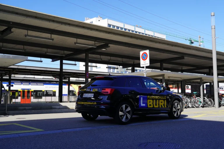 Das Fahrzeug der Fahrschule Buri bei einer Fahrstunde in Pratteln.