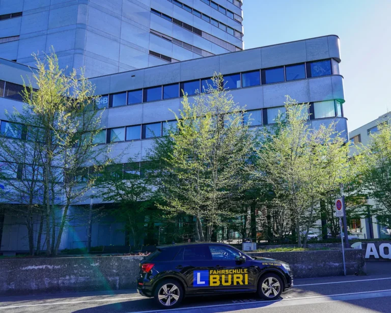 Das Fahrzeug der Fahrschule Buri bei einer Fahrstunde in Pratteln.