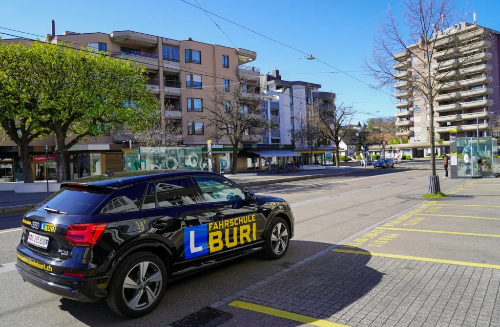 Das Fahrzeug der Fahrschule Buri bei einer Fahrstunde in Reinach.