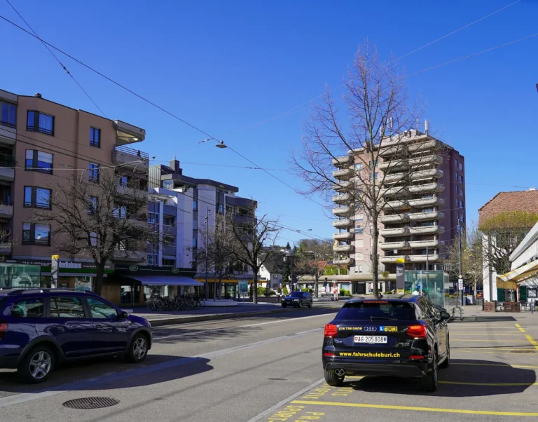 Das Fahrzeug der Fahrschule Buri bei einer Fahrstunde in Reinach.